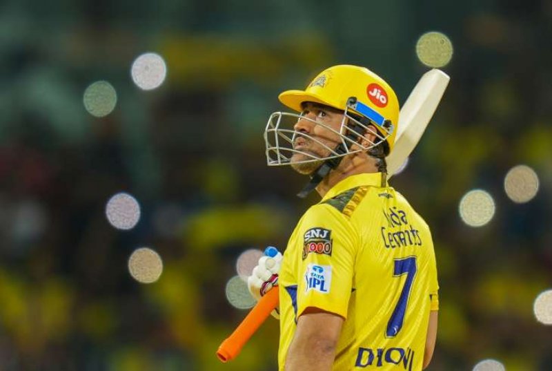 MS Dhoni limping during CSKs lap of honour at Chepauk with heavily strapped knee sends shockwaves