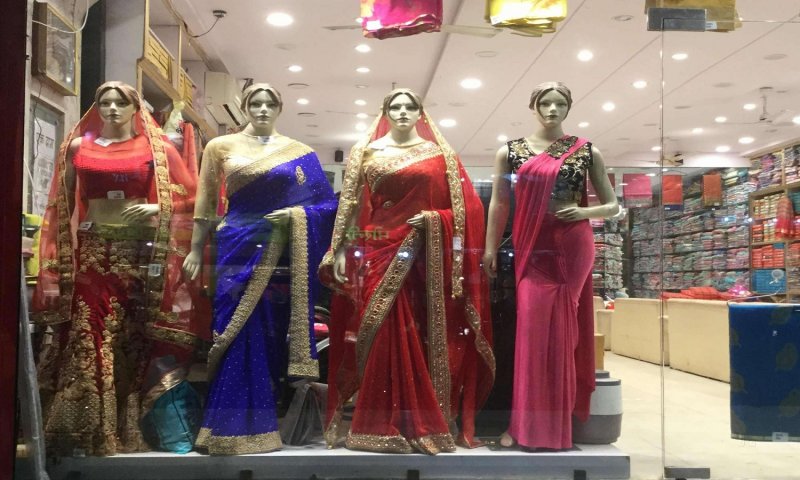 Noida Famous Saree Shops: नोएडा में बेहद ही फेमस हैं साड़ियों की ये दुकानें, जहां आपको मिलता है बेस्ट कलेक्शन