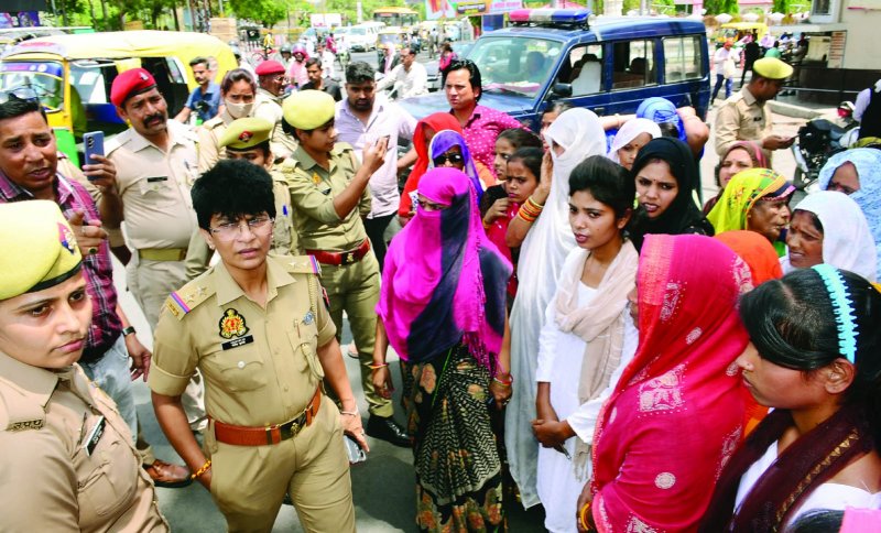 Jhansi News: भीम आर्मी के जिलाध्यक्ष पर दर्ज केस का विरोध, शहर के प्रमुख चौराहों पर महिलाओं ने लगाया जाम