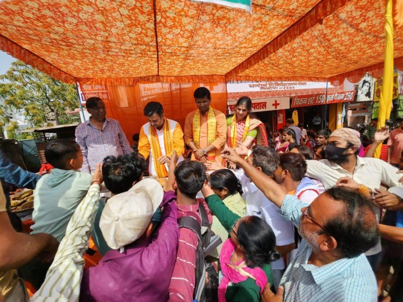 Lucknow News: ज्येष्ठ मास के दूसरे बड़े मंगल पर दिखा आस्था का सैलाब, श्रद्धालुओं ने ग्रहण किया प्रसाद
