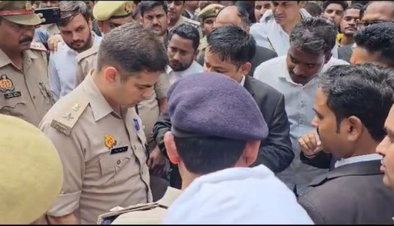 Jaunpur News: पेशी पर आए अभियुक्तों पर कोर्ट परिसर में खुलेआम फायरिंग, दोनों जख्मी, एक आरोपित हिरासत में