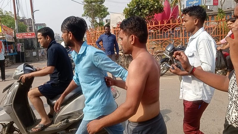 Ambedkarnagar News: स्कूल ले जा रहे ई-रिक्शा चालक ने छात्राओं से की छेड़छाड़, पब्लिक ने जमकर धुना