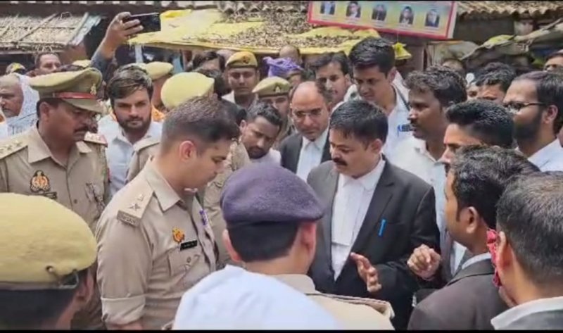 Jaunpur News: न्यायालय परिसर में आरोपियों पर हमले पर वकीलों का भड़का गुस्सा