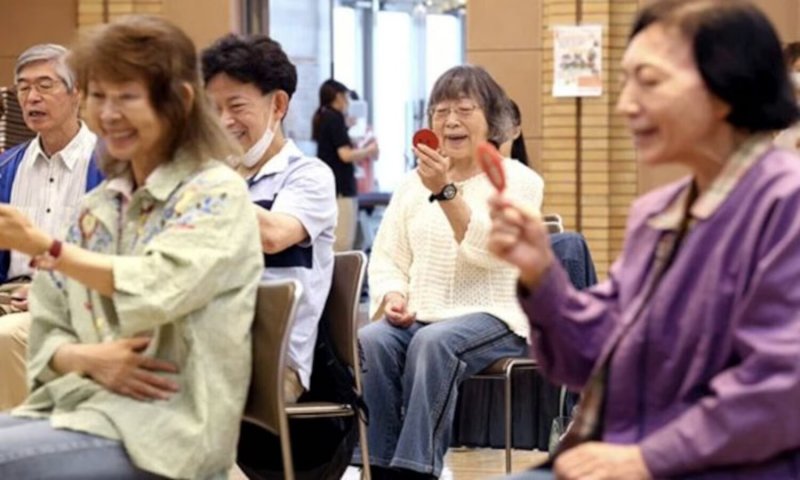 Japan Smile lessons: हंसना, मुस्कुराना भूल गए लोग, अब दी जा रही ट्रेनिंग