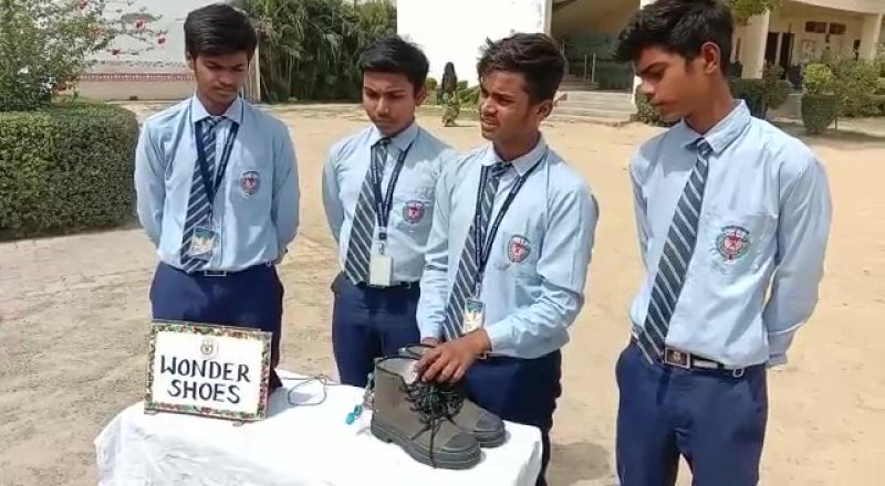 Mirzapur News: नौवीं कक्षा के छात्रों ने सैनिकों के लिए बनाया ‘वंडर शूज’, जानिए क्या है खासियत