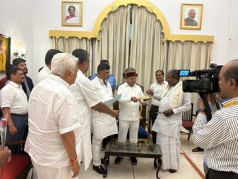 Karnataka : सिद्धारमैया चुने गए कांग्रेस विधायक दल के नेता, गवर्नर से मुलाकात कर सरकार बनाने का पेश किया दावा