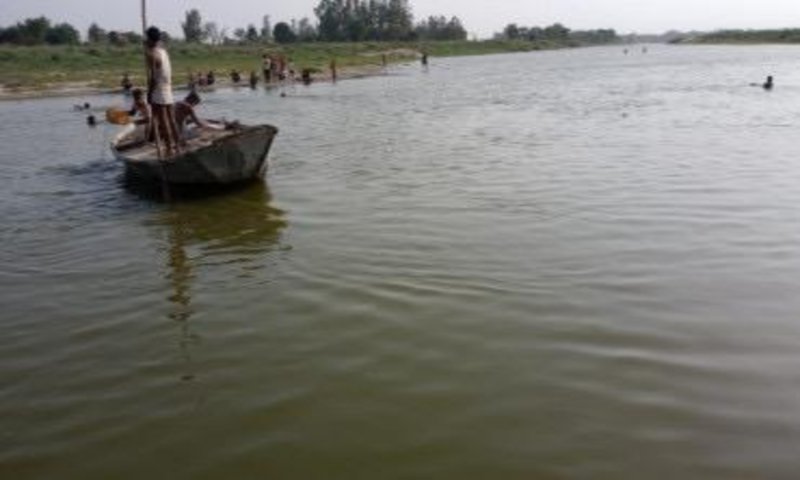 Hardoi News: नदी में जल भरने गए चार श्रद्धालु तेज बहाव में बहे, दो को बचाया गया, बाकी की तलाश जारी