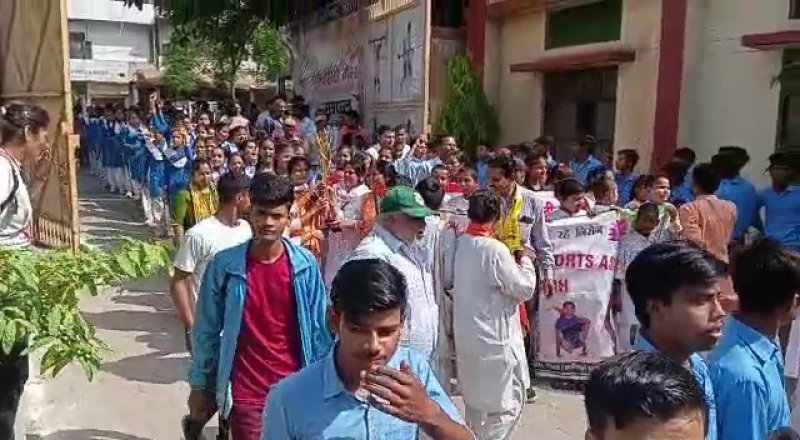 Aligarh News: खेलों को बढ़ावा देने के लिए निकाली गई मशाल रैली, धूमधाम से होंगे यूनिवर्सिटी गेम्स