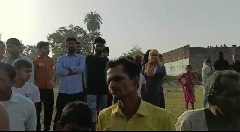 Sitapur News: कब्रिस्तान में पिता की कब्र के पास खुद को जिंदा जलाया, युवक ने की खुदकुशी
