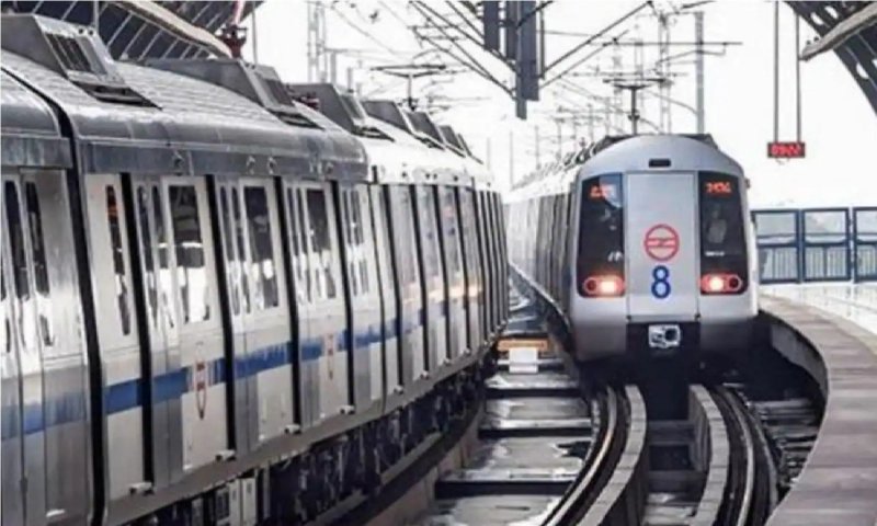 Delhi Metro Accident: मैदानगढ़ी इलाके में मेट्रो साइड पर हुआ बड़ा हादसा, 30 से 40 फीट धंसी सड़क