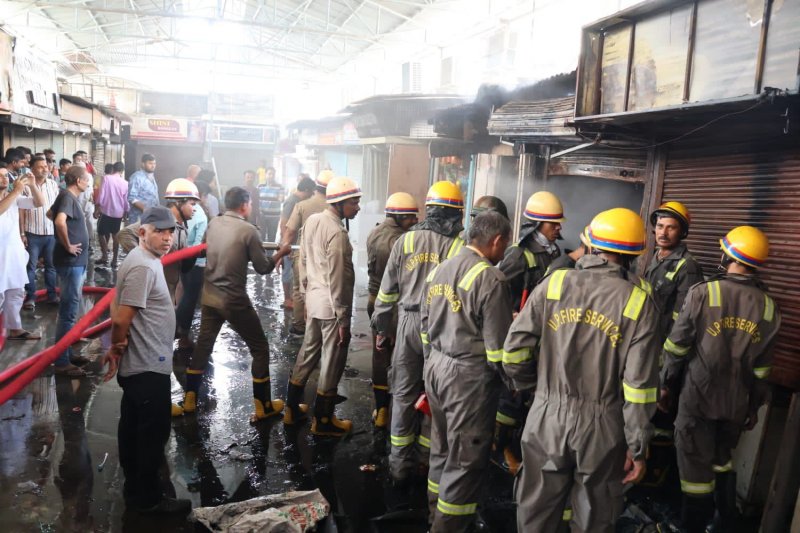 Lucknow News: गड़बड़झाला मार्केट में लगी भीषड़ आग, दमकल कर्मियों ने घंटों में कड़ी मशक्कत से बुझाई आग