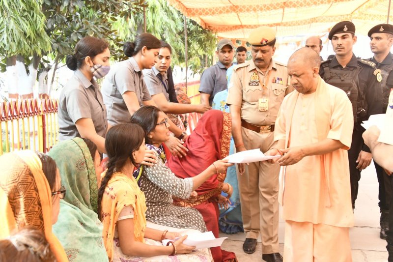 Gorakhpur News: सीएम योगी ने सुनीं 400 लोगों की समस्याएं, अधिकारियों को हिदायत मदद में न हो विलंब