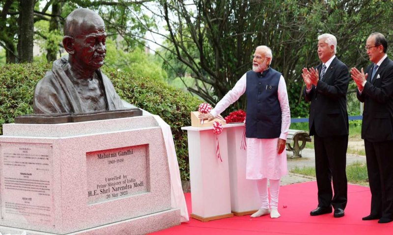 PM Modi in Japan: पीएम मोदी ने हिरोशिमा में महात्मा गांधी की प्रतिमा का किया अनावरण, बोले – यह अहिंसा के विचार को आगे बढ़ाएगी