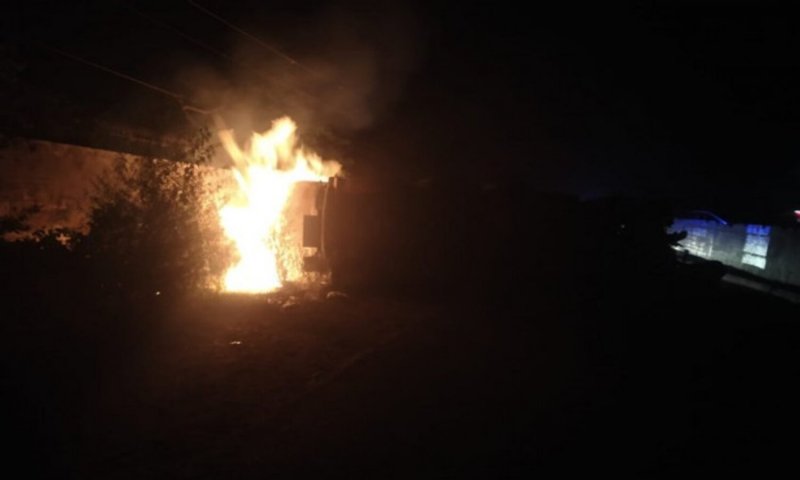 Hapur News: मेरठ से रामपुर जा रहे एल्कोहल से भरे टैंकर के पलटने से लगी आग, दमकल की गाड़ियों ने पाया आग पर काबू, दो घायल
