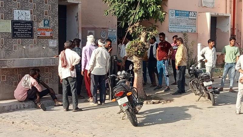 Aligarh News: राशन लेकर जा रहे बाइक सवार दंपत्ति को अज्ञात वाहन ने रौंदा, गर्भवती महिला की मौके पर मौत