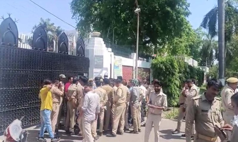 Aligarh News: वेतन नहीं मिलने से एएमयू के सुरक्षा कर्मियों ने शुरू की भूख हड़ताल