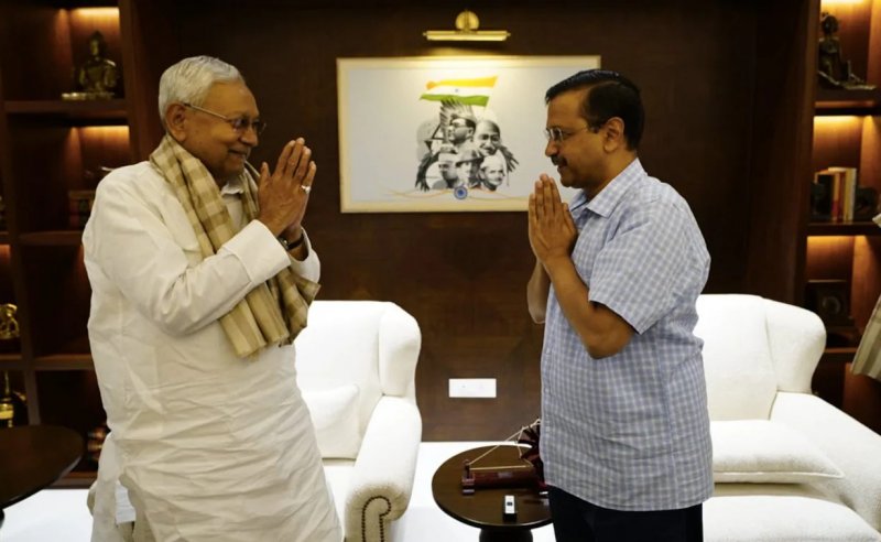 Bihar CM in Delhi: अरविंद केजरीवाल से मिले नीतीश कुमार, केंद्र से चल रही तकरार पर दिया समर्थन