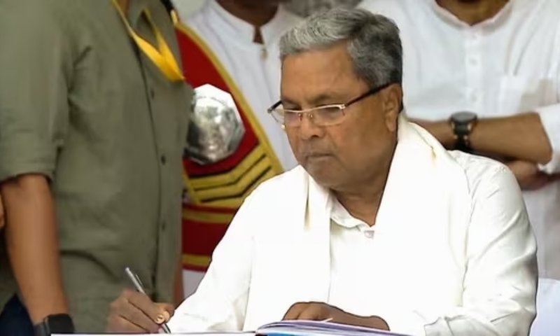 Karnataka: शपथ लेते ही ऐक्शन में सिद्धरमैया, पांच गारंटियों को दी मंजूरी, ये मिलेंगी सुविधाएं