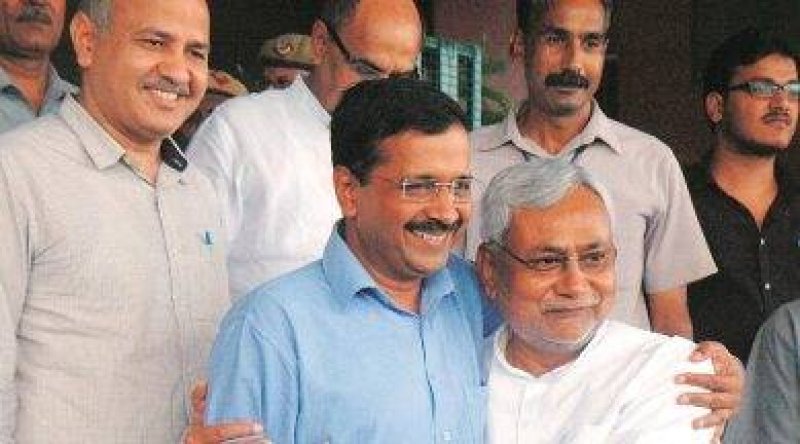 Nitish Kumar meets Kejriwal in Delhi, supports AAP govt in tussle with Centre