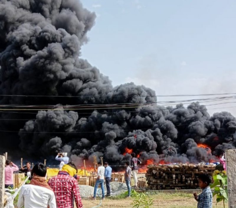 Sonbhadra News: सोनभद्र में आग का तांडव, नमामि गंगे के गोदाम से उठी ऊंची लपटें, कई श्रमिकों के आशियाने जलकर हुए राख