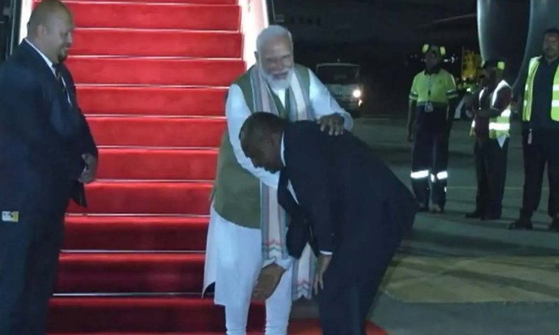 Grand Welcome of PM Modi: पापुआ न्यू गिनी में प्रधानमंत्री मोदी का भव्य स्वागत, PM मारापे ने पैर छूकर किया ग्रैंड वेलकम