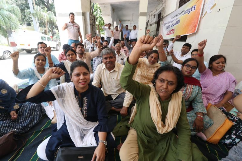 Lucknow University: ग्रीष्मकालीन अवकाश न दिए जाने से नाराज शिक्षक तीसरे दिन भी रहे धरने पर, और भी हैं मांगें