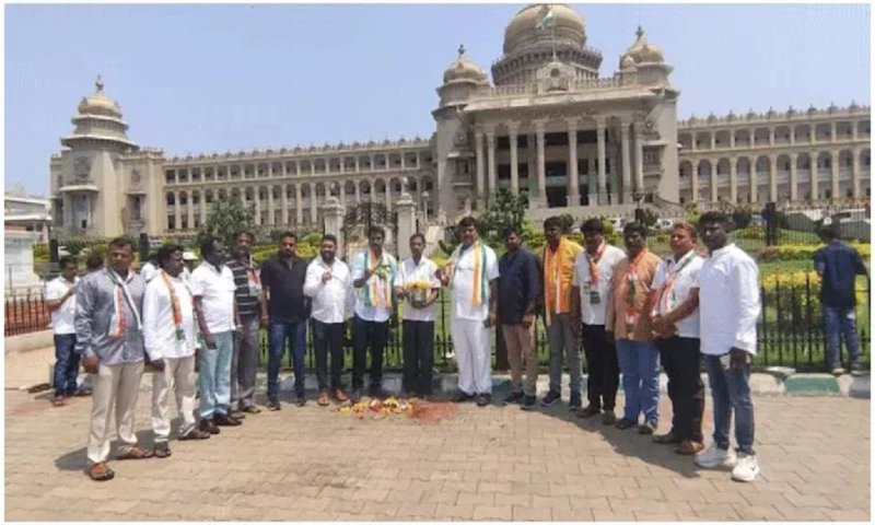 Karnataka: कर्नाटक विधानसभा का कांग्रेस ने किया गंगाजल और गोमूत्र से शुद्धिकरण, हनुमान चालीसा भी पढ़ा गया