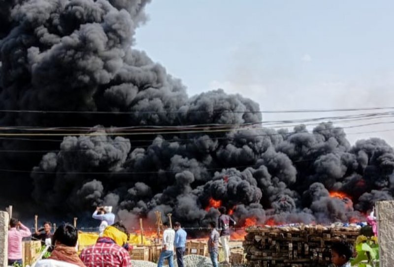 Sonbhadra News: नमामि गंगे के गोदाम में लगी भीषण आग की रिपोर्ट तलब, आठ घंटे तक धधकती रही थी आग, करोड़ों में नुकसान