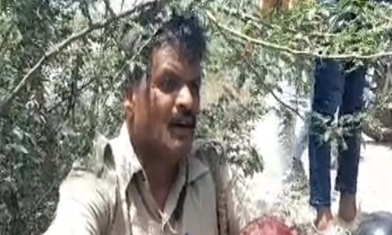 Fatehpur News: फतेहपुर में ट्रक के टक्कर से बाइक सवार पीआरडी जवान गंभीर घायल, घंटों तड़पता रहा