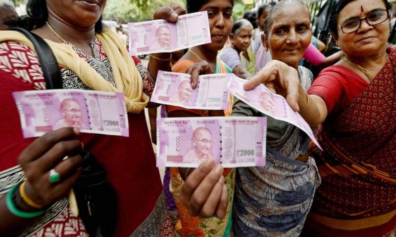 Rs 2000 Notes Withdrawn: 2000 के नोट बंद होने पर महिलायें न हो परेशान, जानिए आपका रखा पैसा कैसे आएगा आपके काम