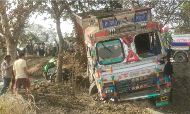 Kanpur News: ट्रक की टक्कर से ऑटो के उड़े परखच्चे, दो की मौत, पांच घायल