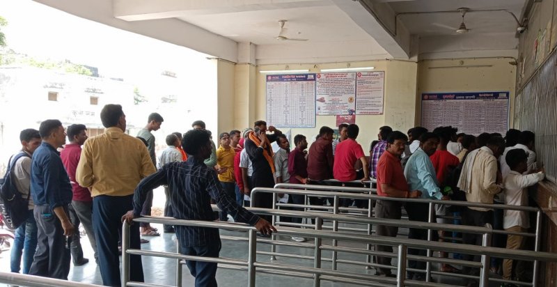 Hardoi News: हरदोई रेलवे स्टेशन का रिएलिटी चेकः ट्रेन में रिजर्वेशन कराना यात्रियों को पड़ रहा महंगा!