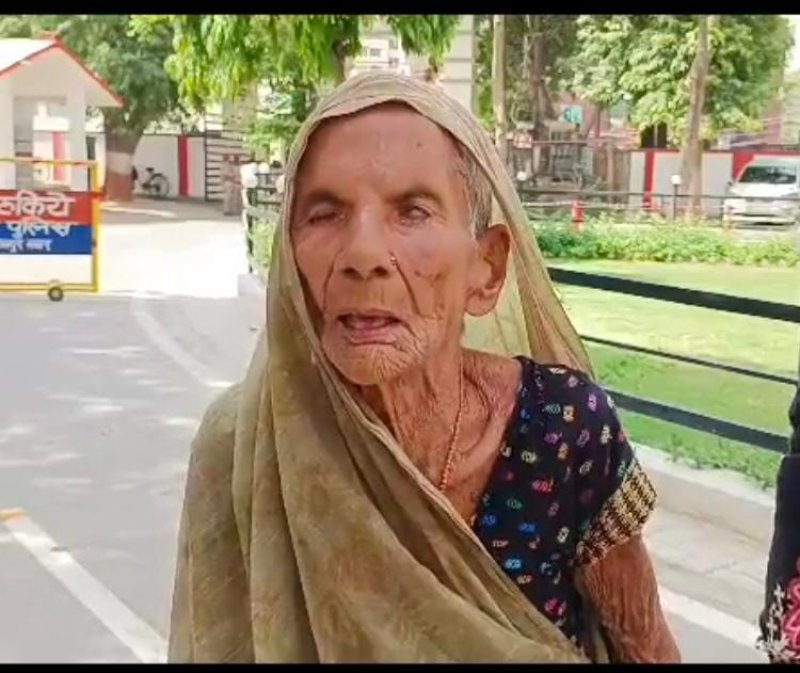 Kanpur News: आंखों से दिखाई नहीं देता, चलने को मोहताज, 100 साल की बुजुर्ग अम्मा पर रंगदारी के केस में पुलिस बैकफुट पर