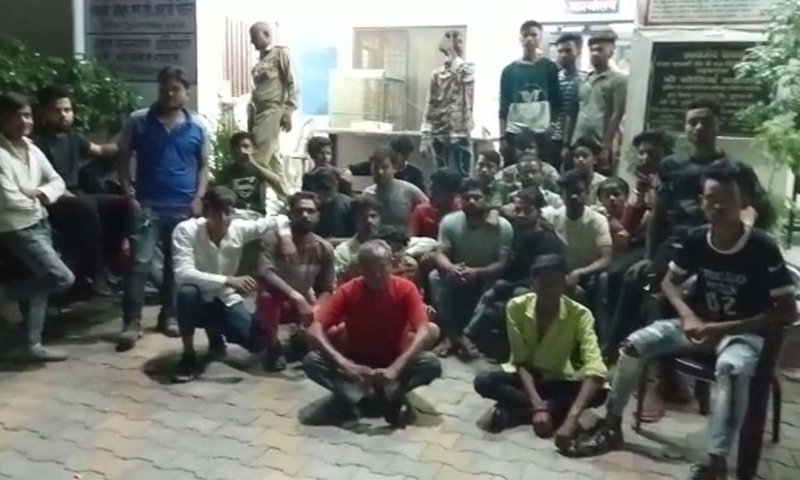 Aligarh News: मारपीट करने वाले ‘तोता’ को गिरफ्तार करने की मांग, थाने पर बजरंगदल कार्यकर्ताओं का हंगामा