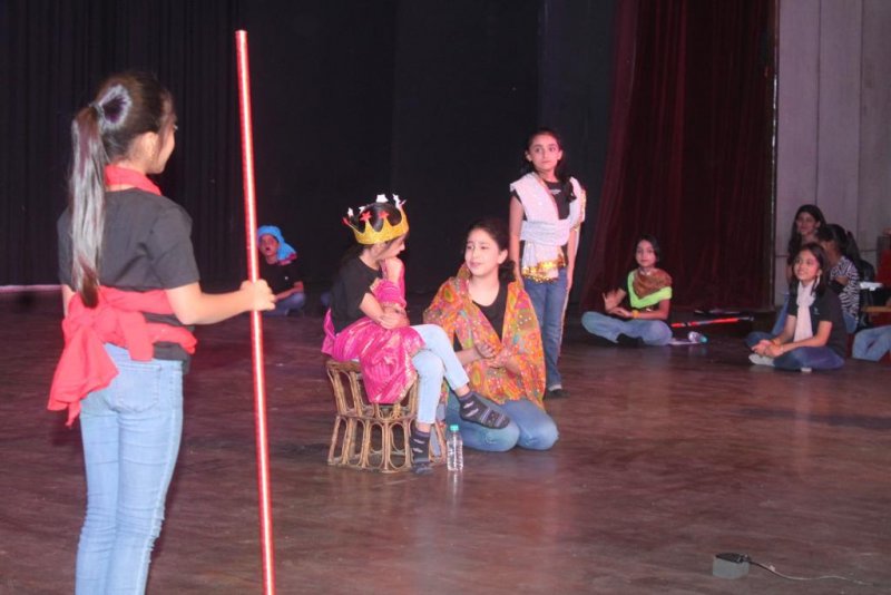 Lucknow News: अंधेर नगरी नाटक में बच्चों ने किया शानदार अभिनय, दर्शक हँसते- हँसते हुए लोटपोट