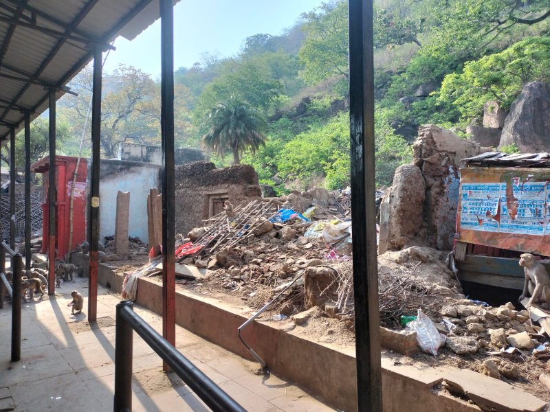 Chitrakoot News: आस्था के केंद्र कामदगिरि पर्वत में अतिक्रमण कर पहले मकान अब शौचालय तक बना लिया, जिम्मेदार मौन