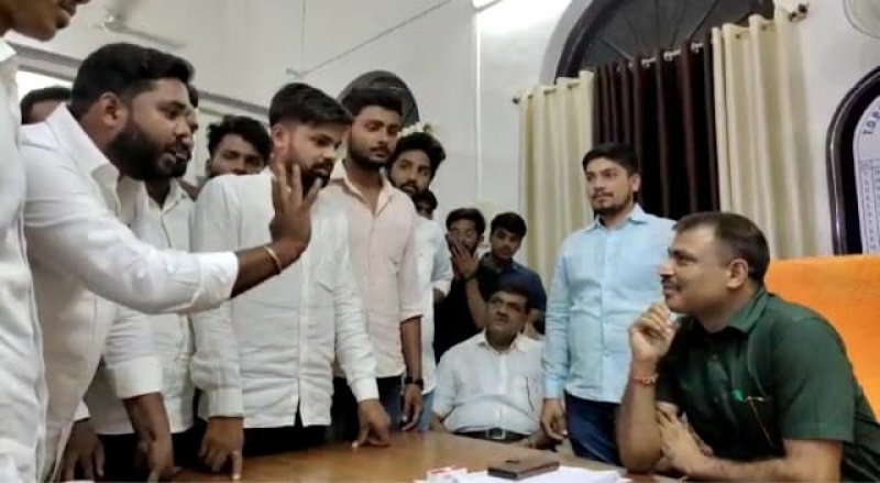 Jaunpur News: टीडीपीजी कालेज के शिक्षक का गन्दा वीडियो वायरल होने के बाद छात्रो में आक्रोश, कार्रवाई की मांग