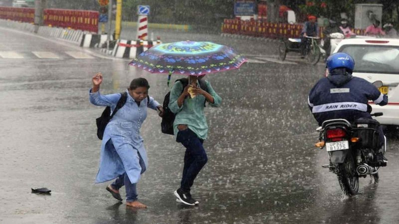 Lucknow Weather Update: लखनऊ में भयानक आंधी-तूफान, हुई झमाझम बारिश, गर्मी से मिली राहत