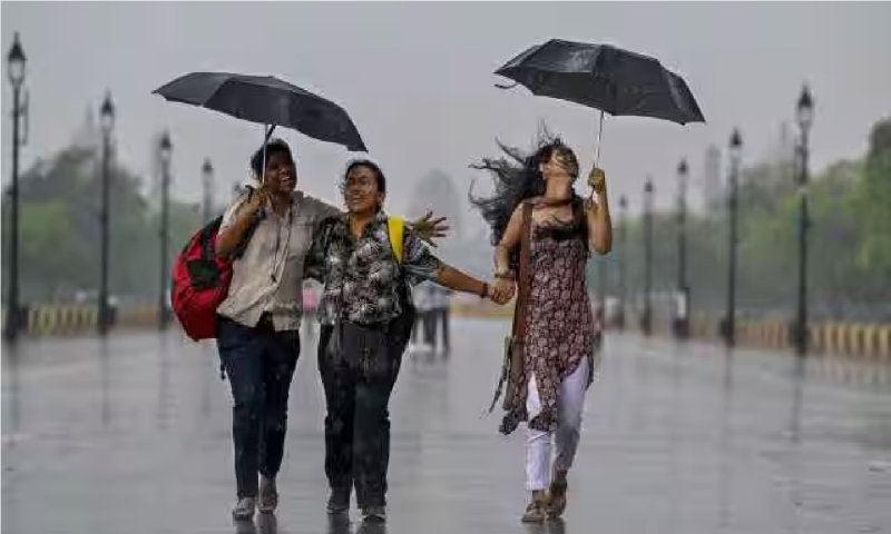 Delhi Me Barish: मूसलाधार बारिश दिल्ली-NCR में, तेज आंधी के साथ गरज उठे बादल