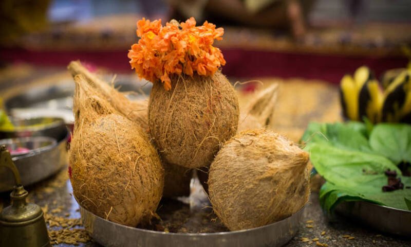 Nariyal Ke Upay: शुभ काम में क्यों बनाई गई नारियल फोड़ने की परंपरा, आइये