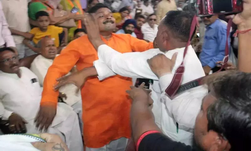 Meerut News: वंदेमातरम मुद्दे पर AIMIM के पार्षदों की पिटाई के मामले में भाजपा के दो पार्षद गिरफ्तार