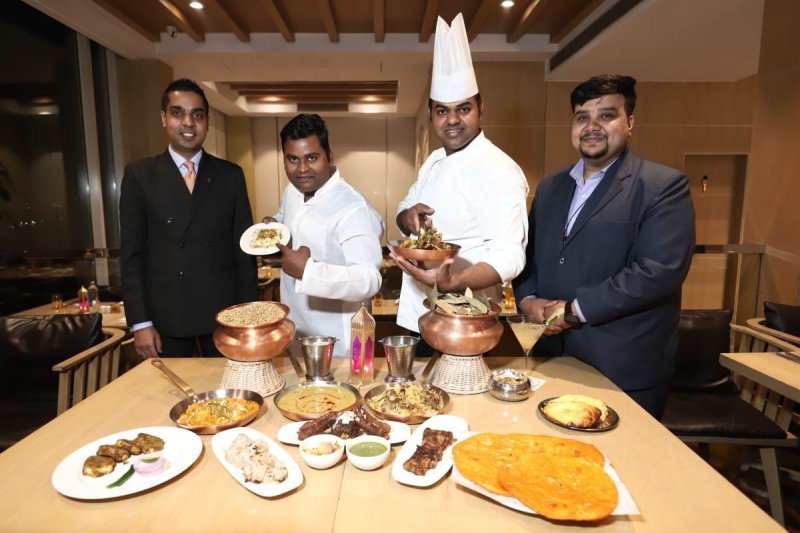 Renaissance Hotel in Lucknow: अवधी फ़ूड फेस्टिवल शुरू, कुल्चा-निहारी और गलावटी कबाब का उठाएं लुत्फ