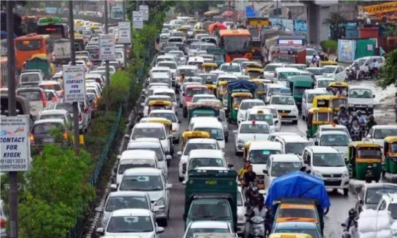 Delhi Traffic Jam: सिंघु बॉर्डर पर लंबा ट्रैफिक जाम, आइए जाने कहाँ से आप निकल सकते हैं जल्दी