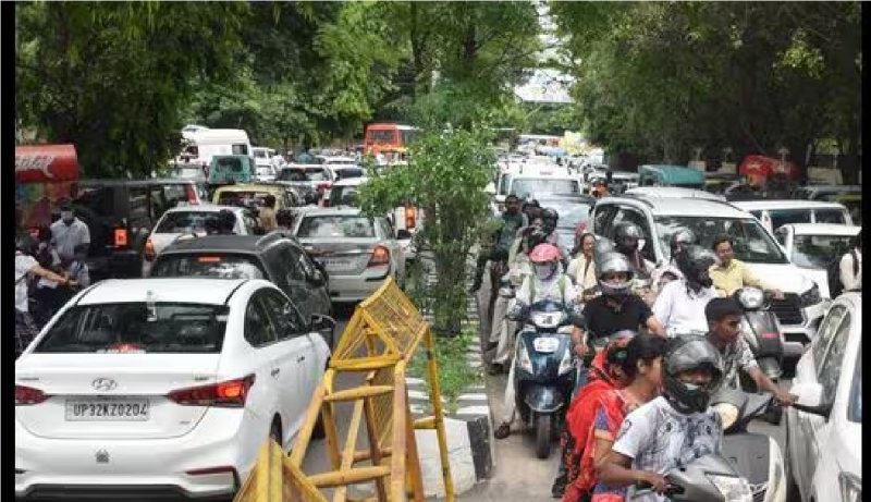 Lucknow Traffic: लखनऊ वाले सावधान! इन मार्गों पर लग सकता है घंटों का जाम, सुबह 8 से 11 बजे तक ट्रैफिक