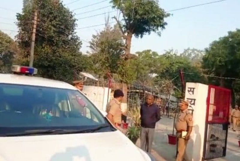 Hapur News: पुलिस ने काटा लाइनमैन की बाइक का चालान, नाराज विद्युतकर्मी ने उड़ा दी पुलिस लाइन की बिजली