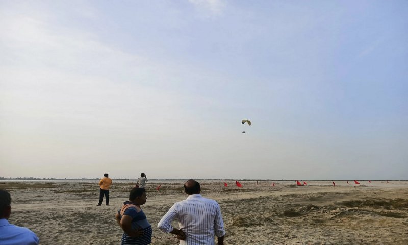 Book Paragliding in Ayodhya: अयोध्या में भी उठा सकेंगे पैराग्लाइडिंग का लुत्फ, मंडलायुक्त द्वारा किया गया उद्घाटन