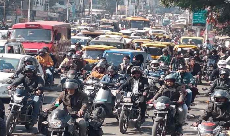 Lucknow Traffic: बड़े मंगल पर पूरा लखनऊ हुआ जाम! इन पर रास्तों से जानें से बचें