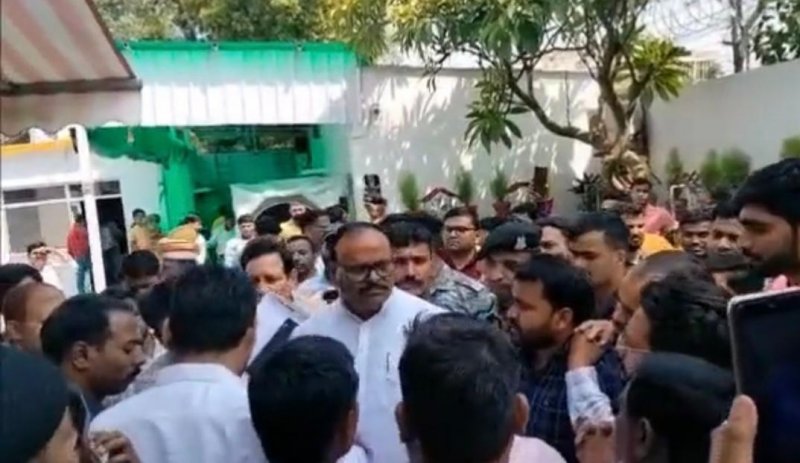 Lucknow News: फार्मासिस्टों ने डिप्टी CM ब्रजेश पाठक के आवास के अंदर दिया धरना, बोले-स्वास्थ्य व्यवस्था बीमार
