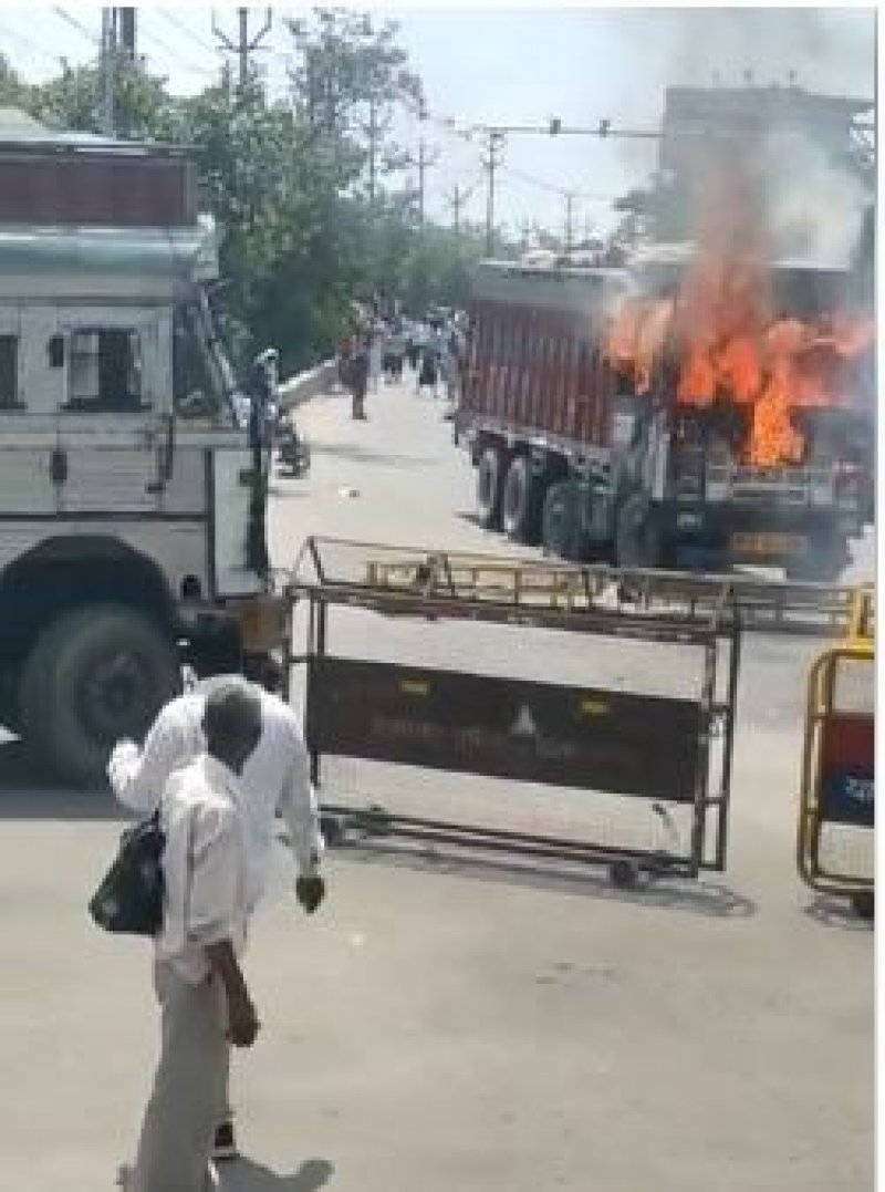 Moradabad News: नो एंट्री में दौड़ रहे ट्रक ने महिला को रौंदा, गुस्साए लोगों ने लगाई आग, जमकर हुआ हंगामा