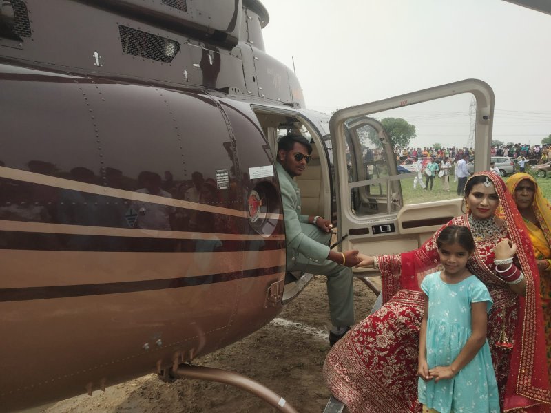 Aligarh news:  दिल में चुभी बात, दुल्हन को विदा कराने हेलीकॉप्टर से पहुंचा दुल्हा